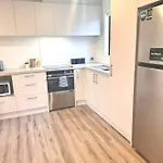 Cbd Luxury Parkside Living 2 Bedroom With Parking