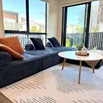 Cbd Luxury Parkside Living 2 Bedroom With Parking