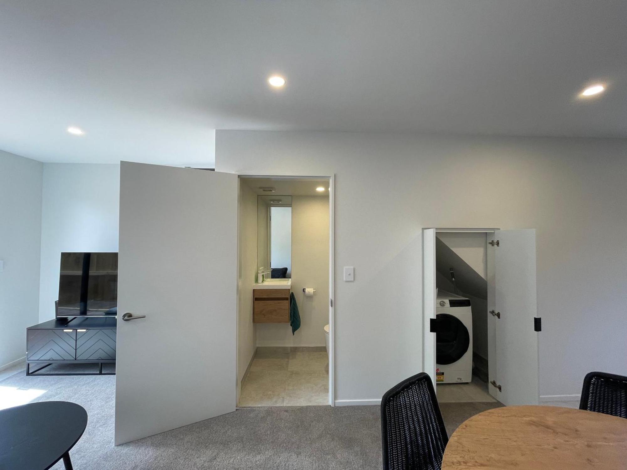 Luxury 2 Bedroom Townhouse Opposite Merivale Mall Apartment