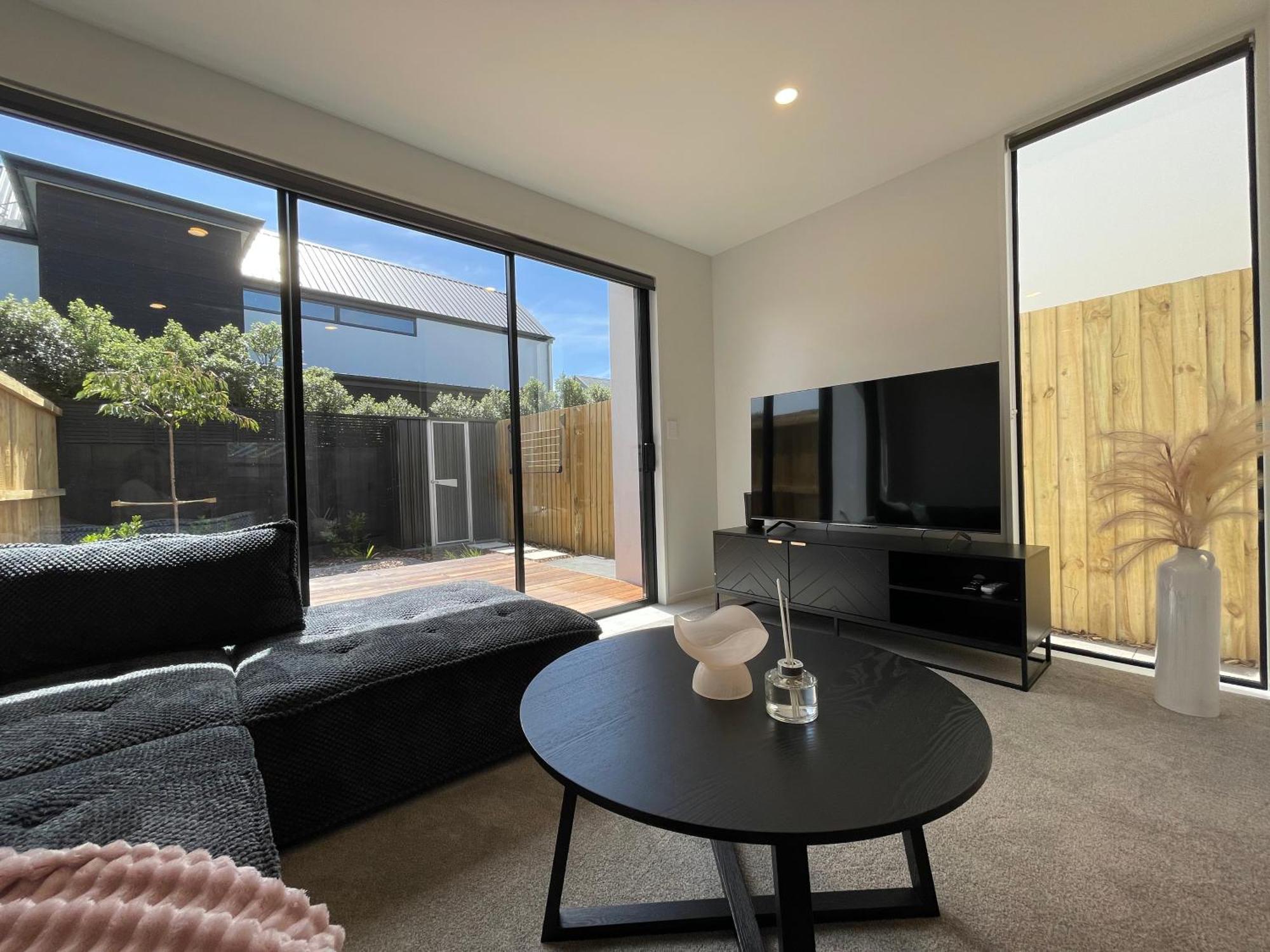 Luxury 2 Bedroom Townhouse Opposite Merivale Mall Apartment *