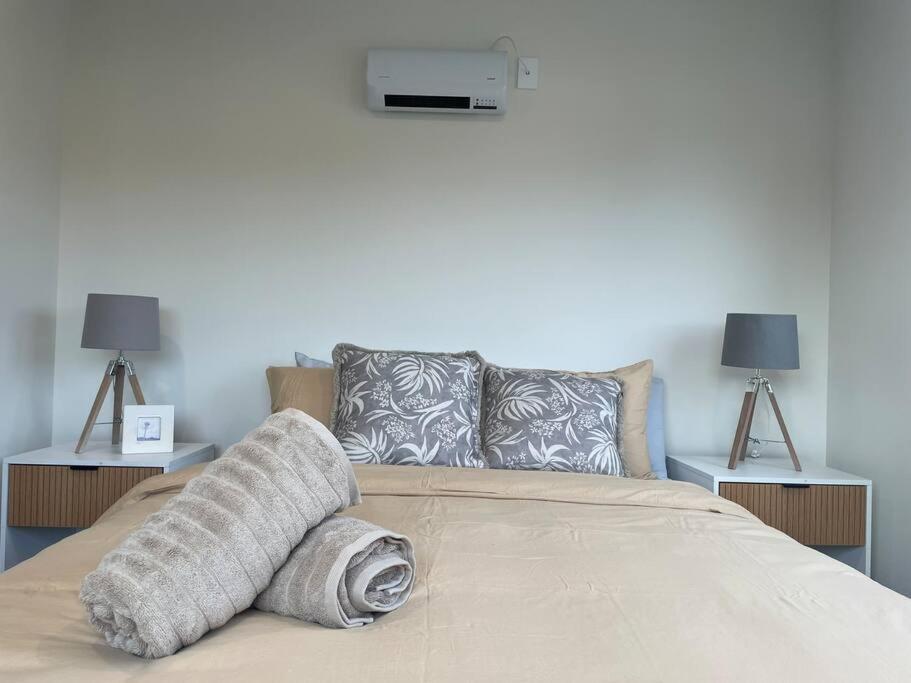Cbd Luxury Parkside Living 2 Bedroom With Parking Apartment *