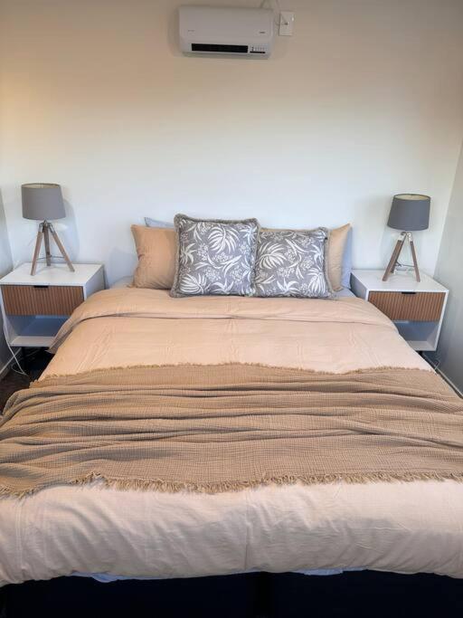 Cbd Luxury Parkside Living 2 Bedroom With Parking *