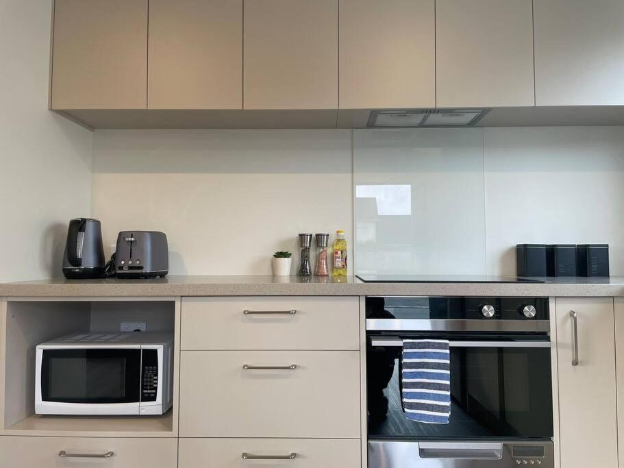 Apartment Cbd Luxury Parkside Living 2 Bedroom With Parking *