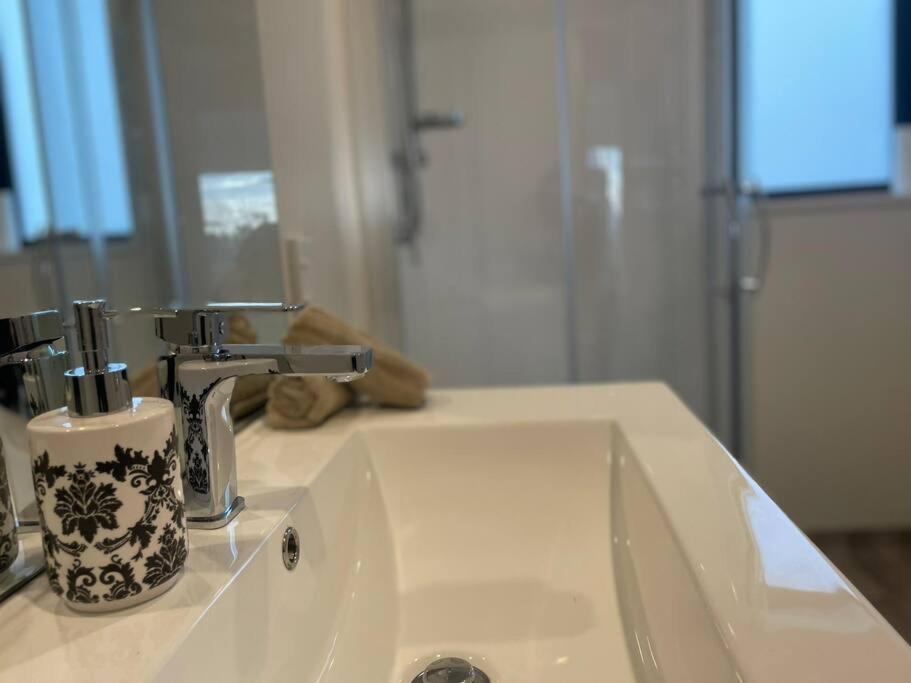 Cbd Luxury Parkside Living 2 Bedroom With Parking *