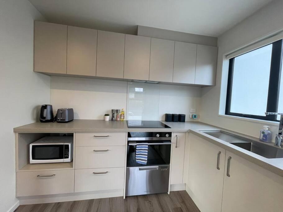 Cbd Luxury Parkside Living 2 Bedroom With Parking