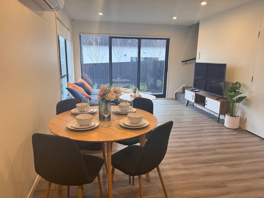 Cbd Luxury Parkside Living 2 Bedroom With Parking Apartment