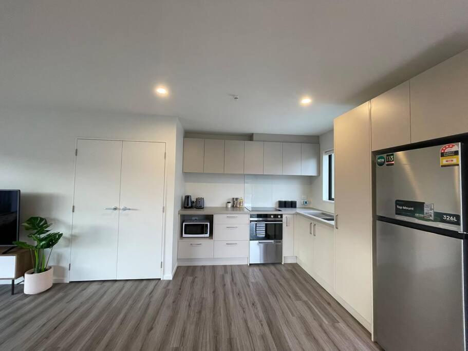 Cbd Luxury Parkside Living 2 Bedroom With Parking Apartment *