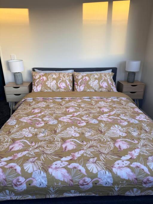 Apartment Cbd Luxury Parkside Living 2 Bedroom With Parking *