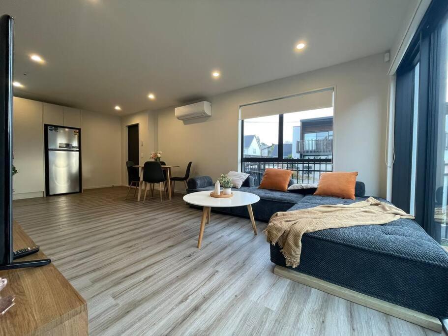 Apartment Cbd Luxury Parkside Living 2 Bedroom With Parking *