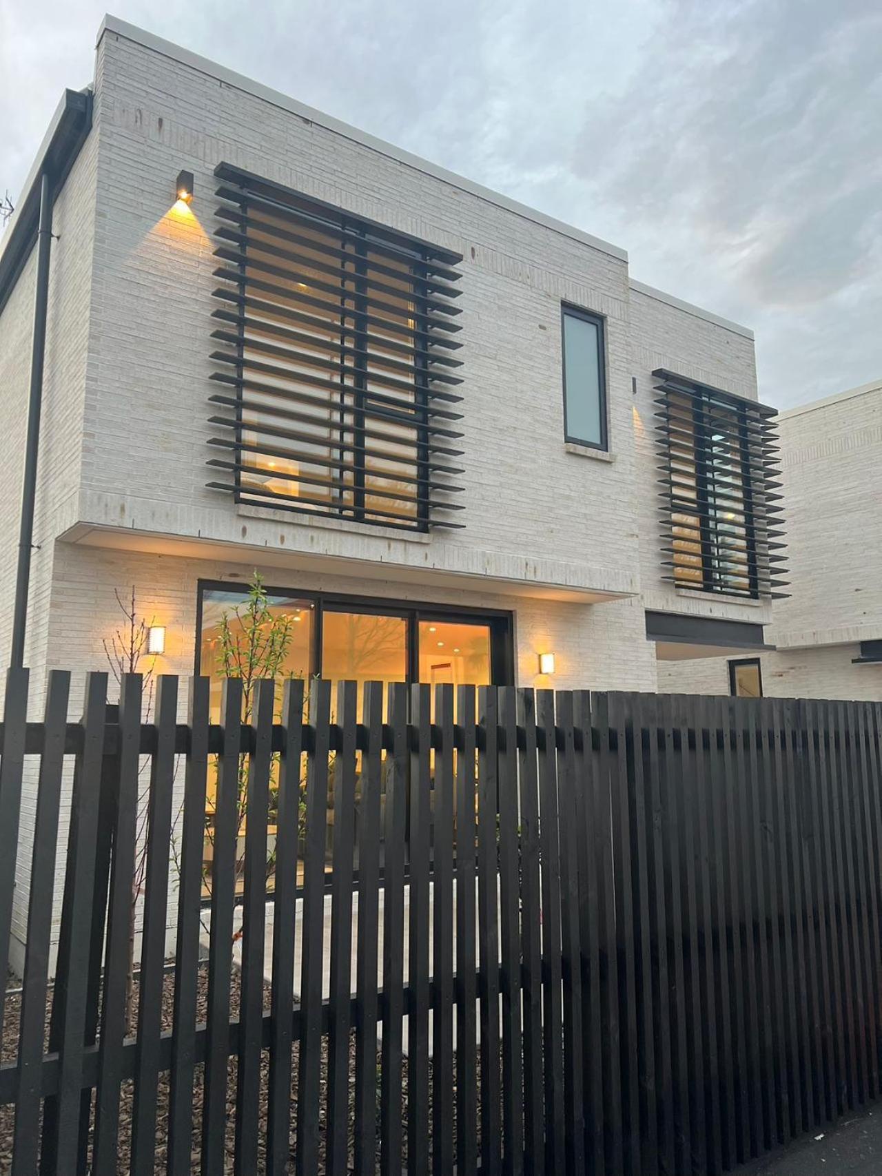 Cbd Contemporary Comfort Townhouse 2 Bed 2bath Apartment