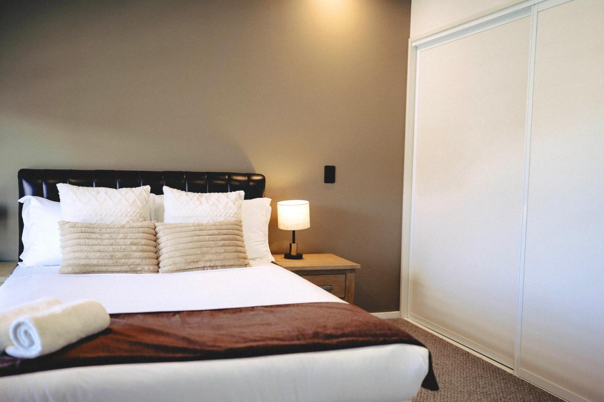 Cbd Contemporary Comfort Townhouse 2 Bed 2bath