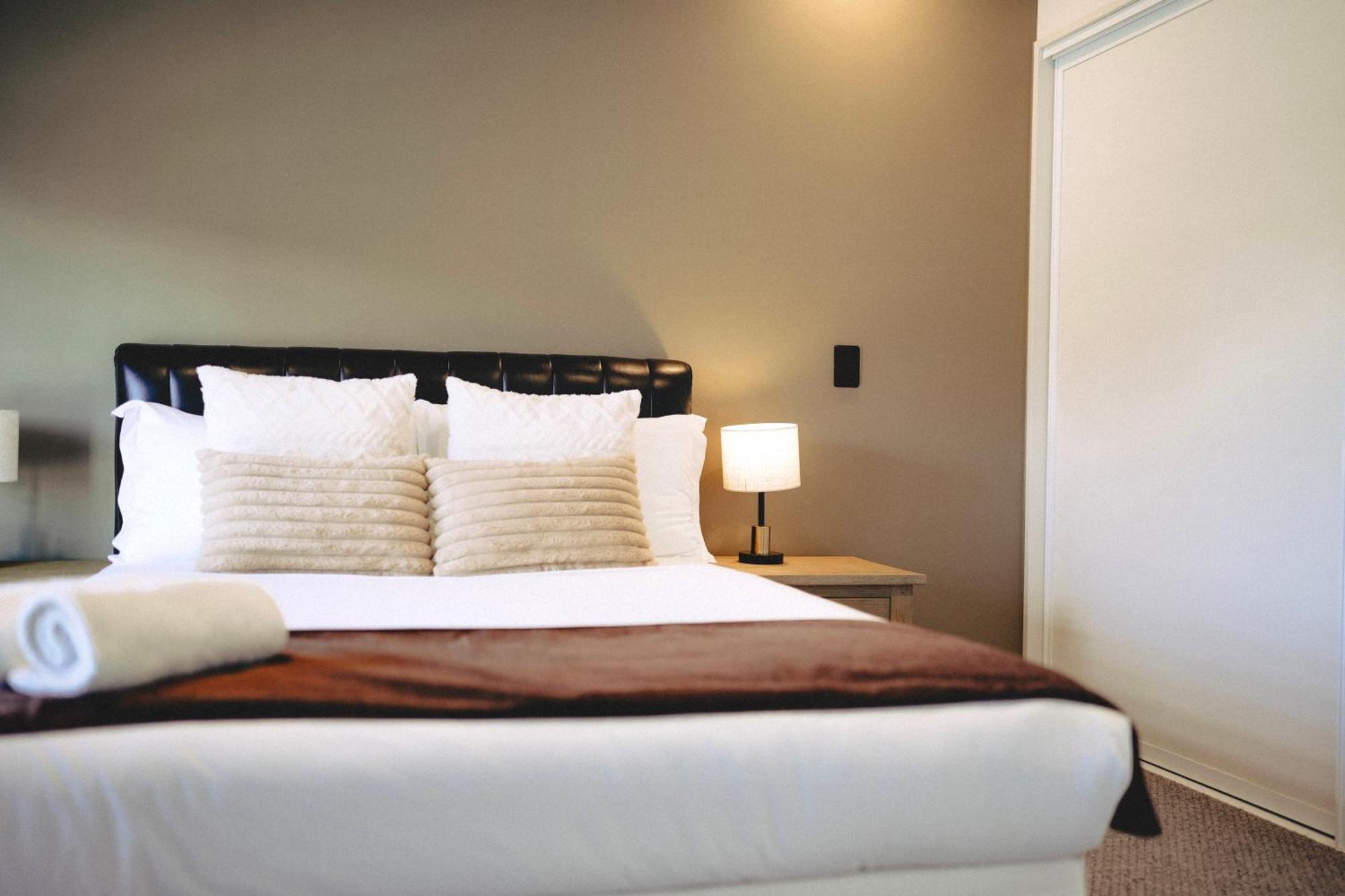 Cbd Contemporary Comfort Townhouse 2 Bed 2bath Apartment