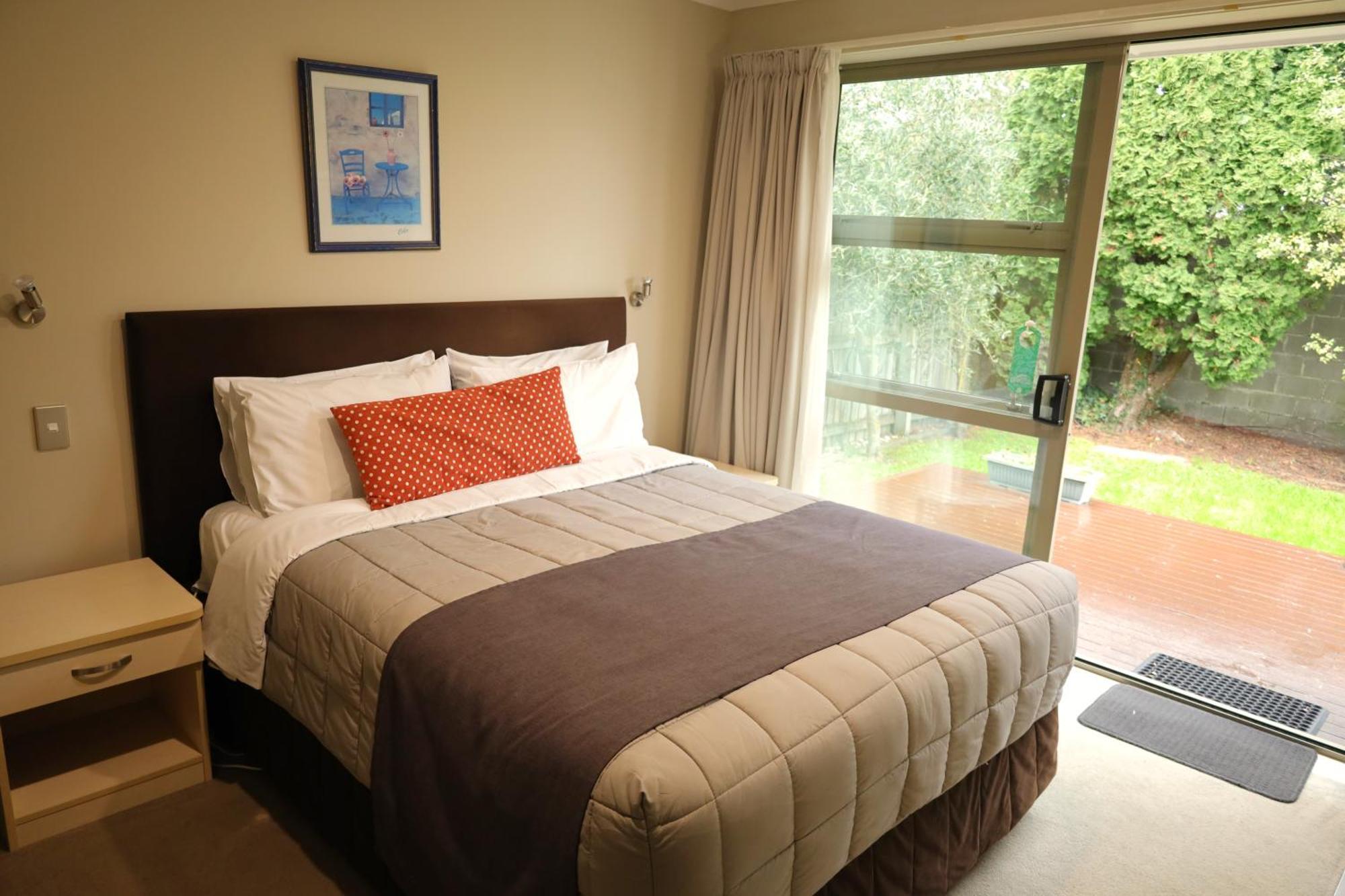 Tower Junction Motor Lodge: With Free Railway Shuttle Motel