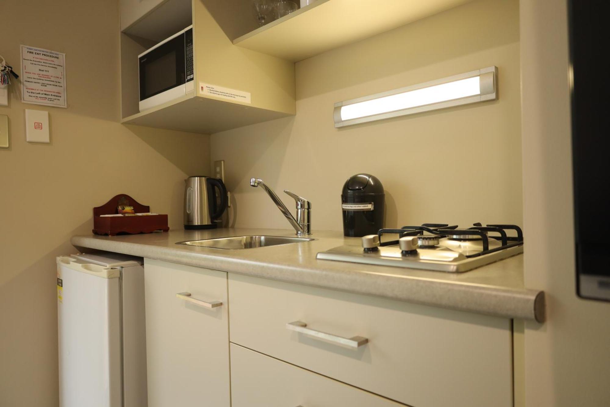Motel Tower Junction Motor Lodge: With Free Railway Shuttle Christchurch