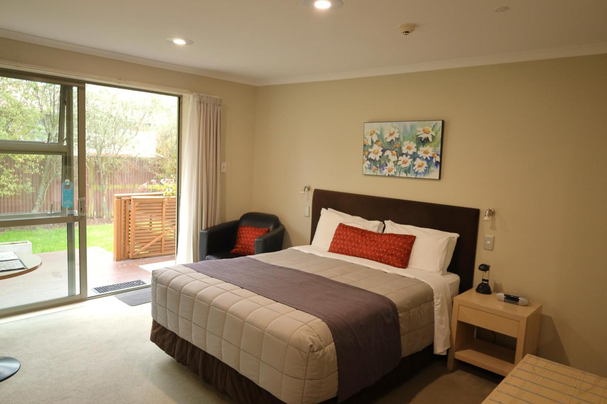 Tower Junction Motor Lodge: With Free Railway Shuttle Christchurch