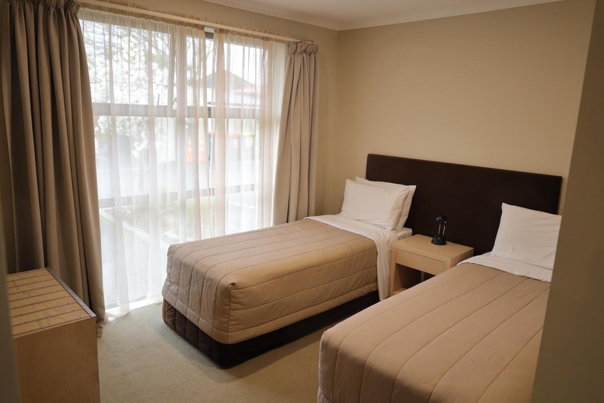 Tower Junction Motor Lodge: With Free Railway Shuttle Motel Christchurch