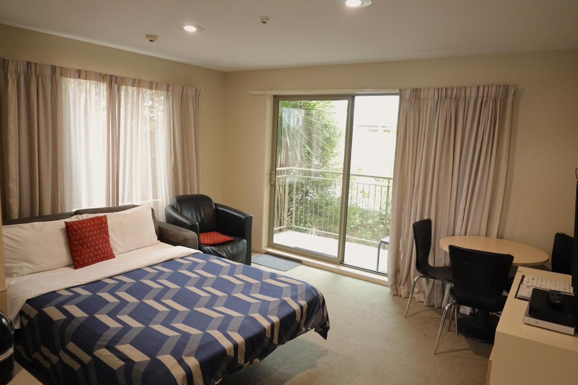 Motel Tower Junction Motor Lodge: With Free Railway Shuttle Christchurch