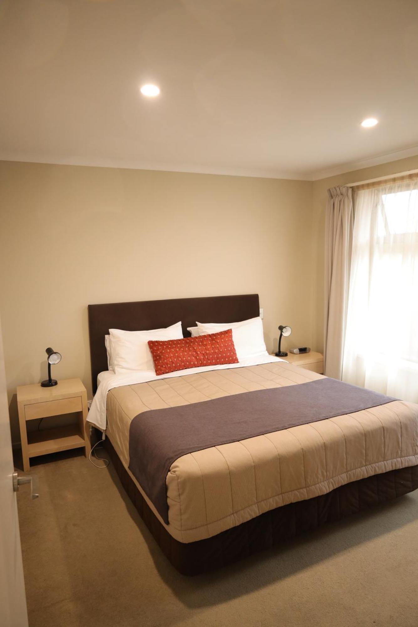 Tower Junction Motor Lodge: With Free Railway Shuttle 4*