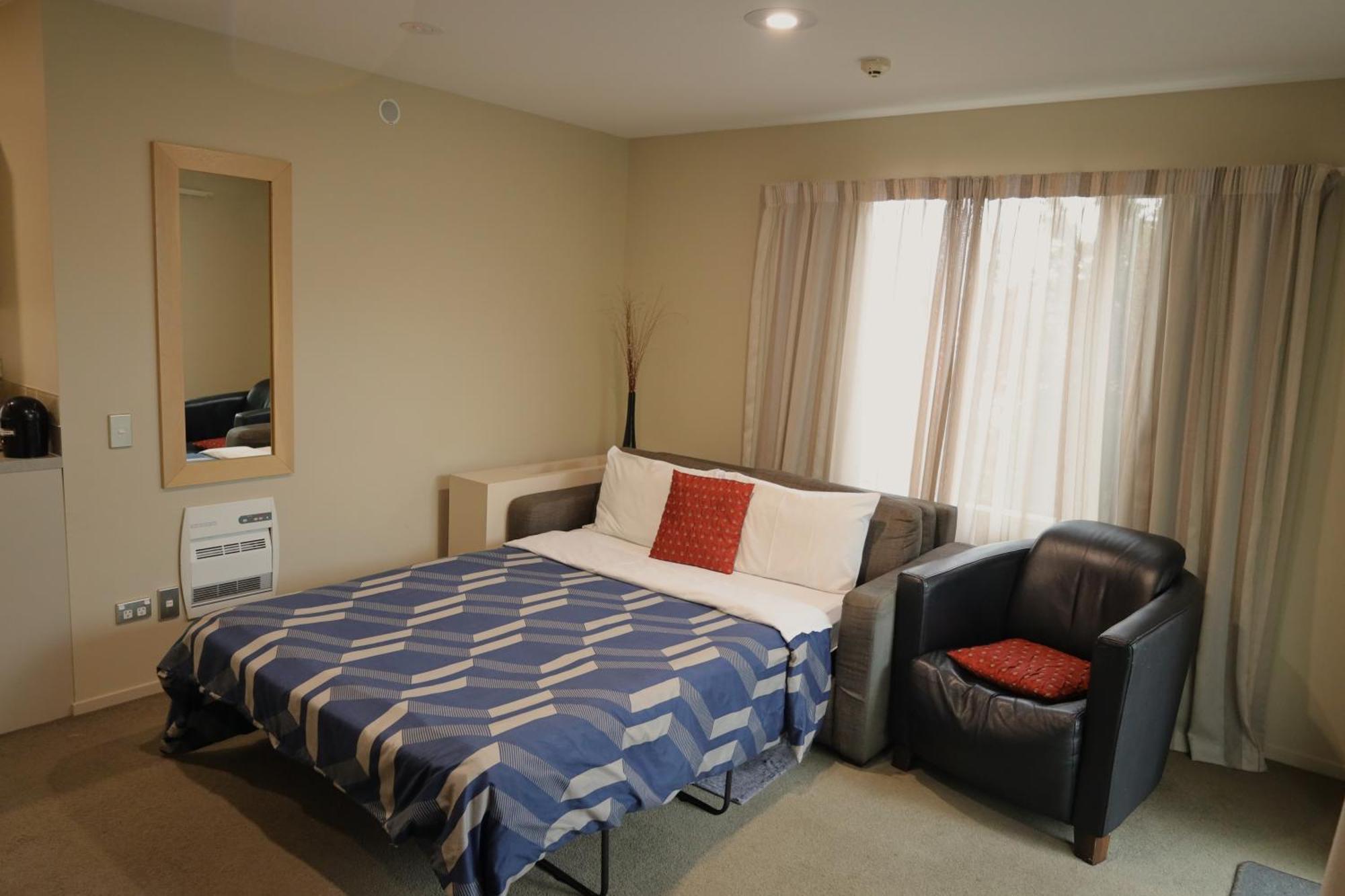 Motel Tower Junction Motor Lodge: With Free Railway Shuttle Christchurch