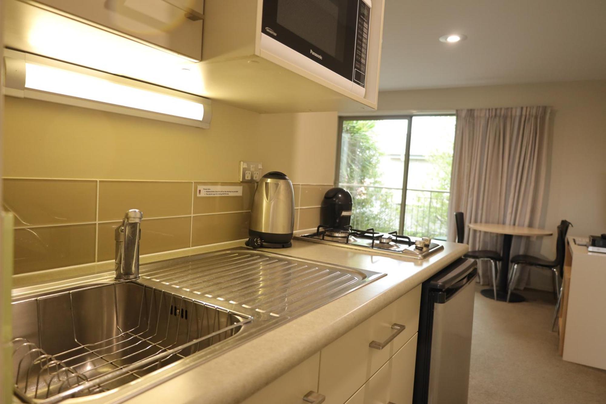 Tower Junction Motor Lodge: With Free Railway Shuttle Motel 4*
