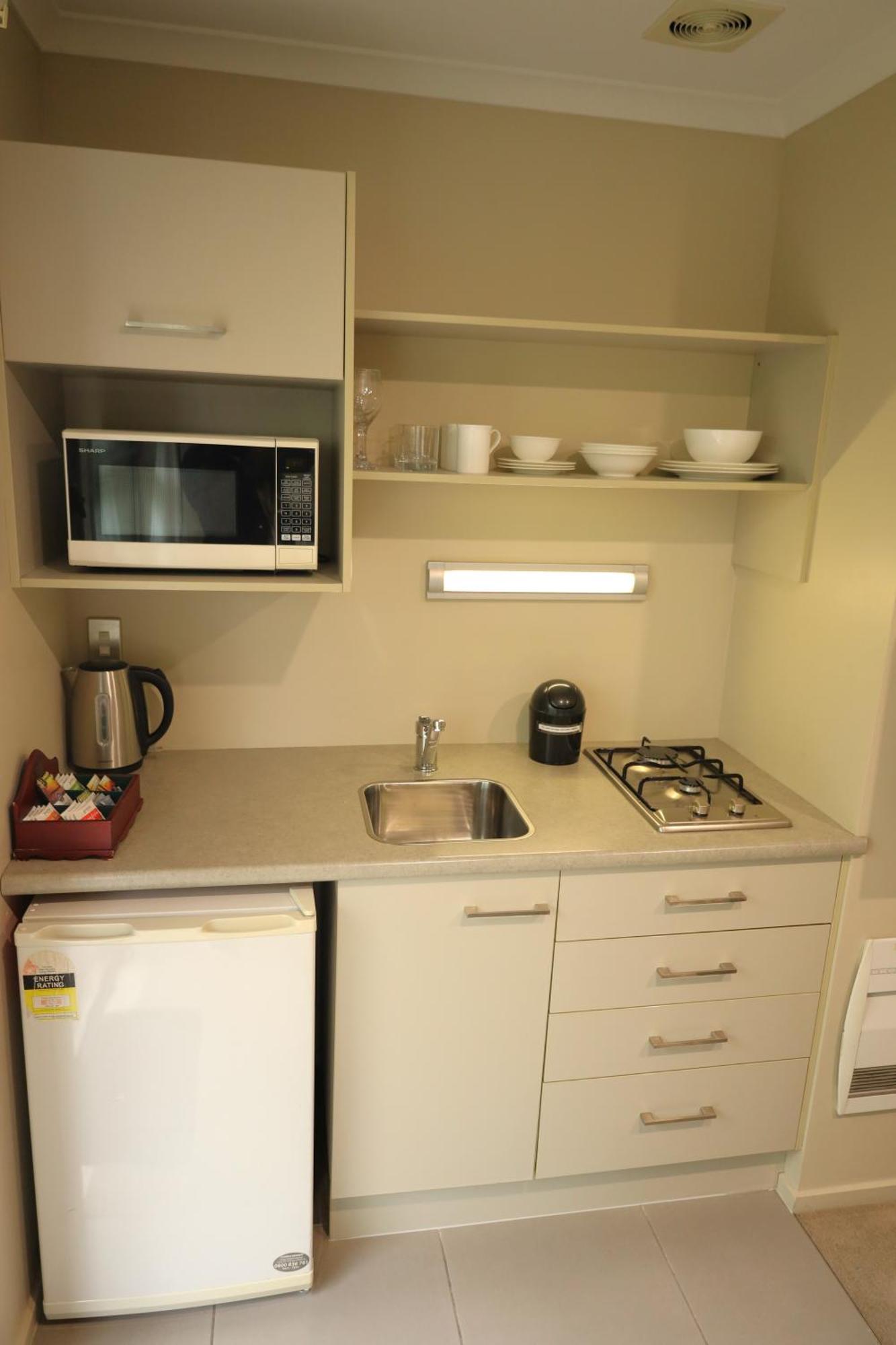 Motel Tower Junction Motor Lodge: With Free Railway Shuttle Christchurch