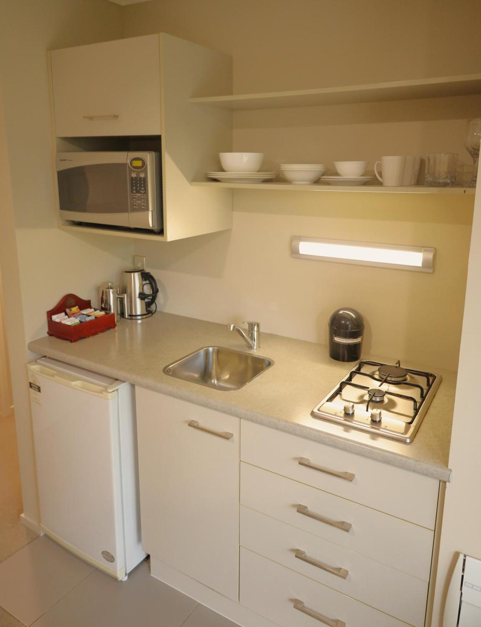 Tower Junction Motor Lodge- Motel With Airport And Railway Station Shuttle Service 4*