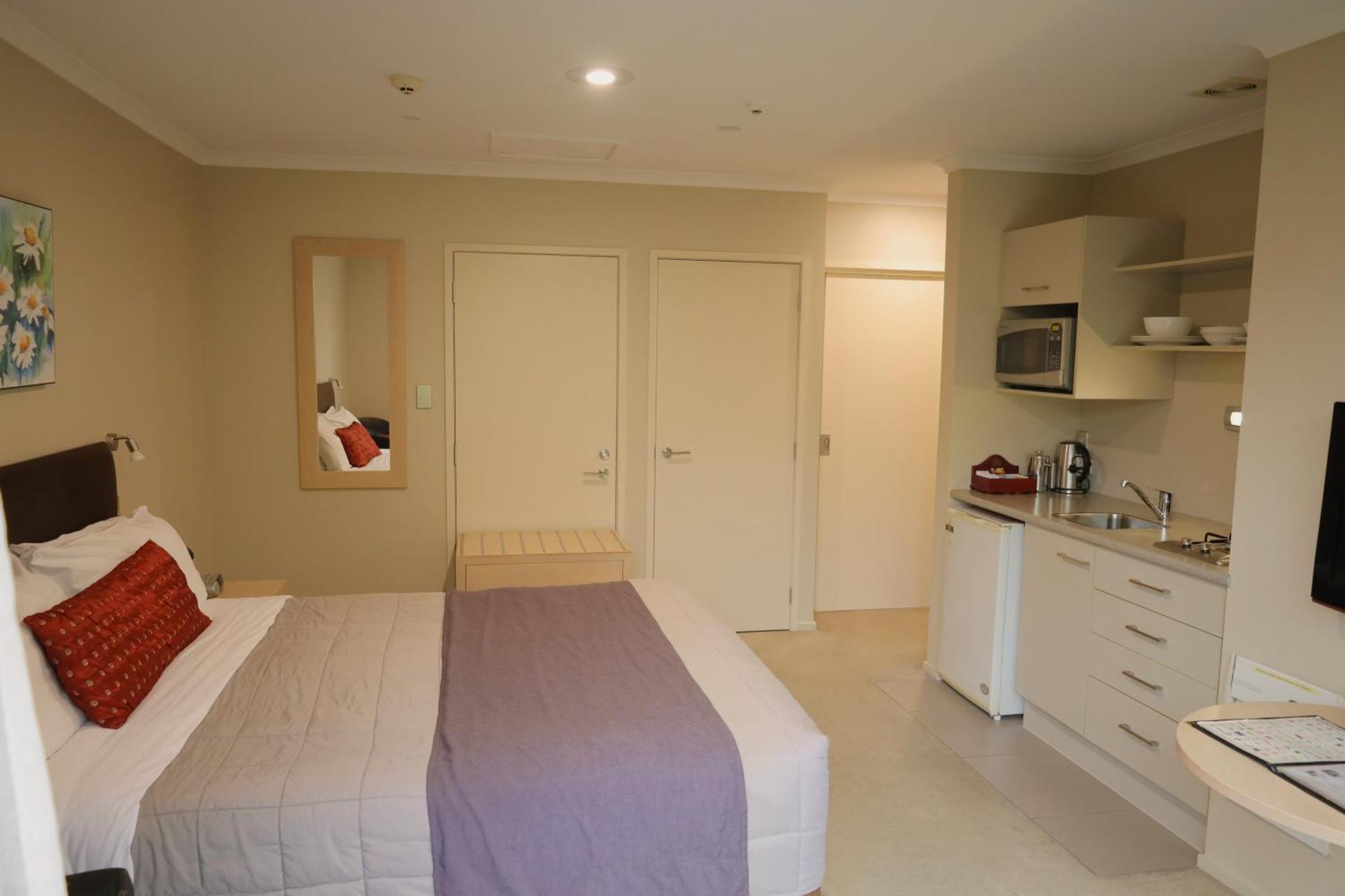 Tower Junction Motor Lodge: With Free Railway Shuttle Christchurch