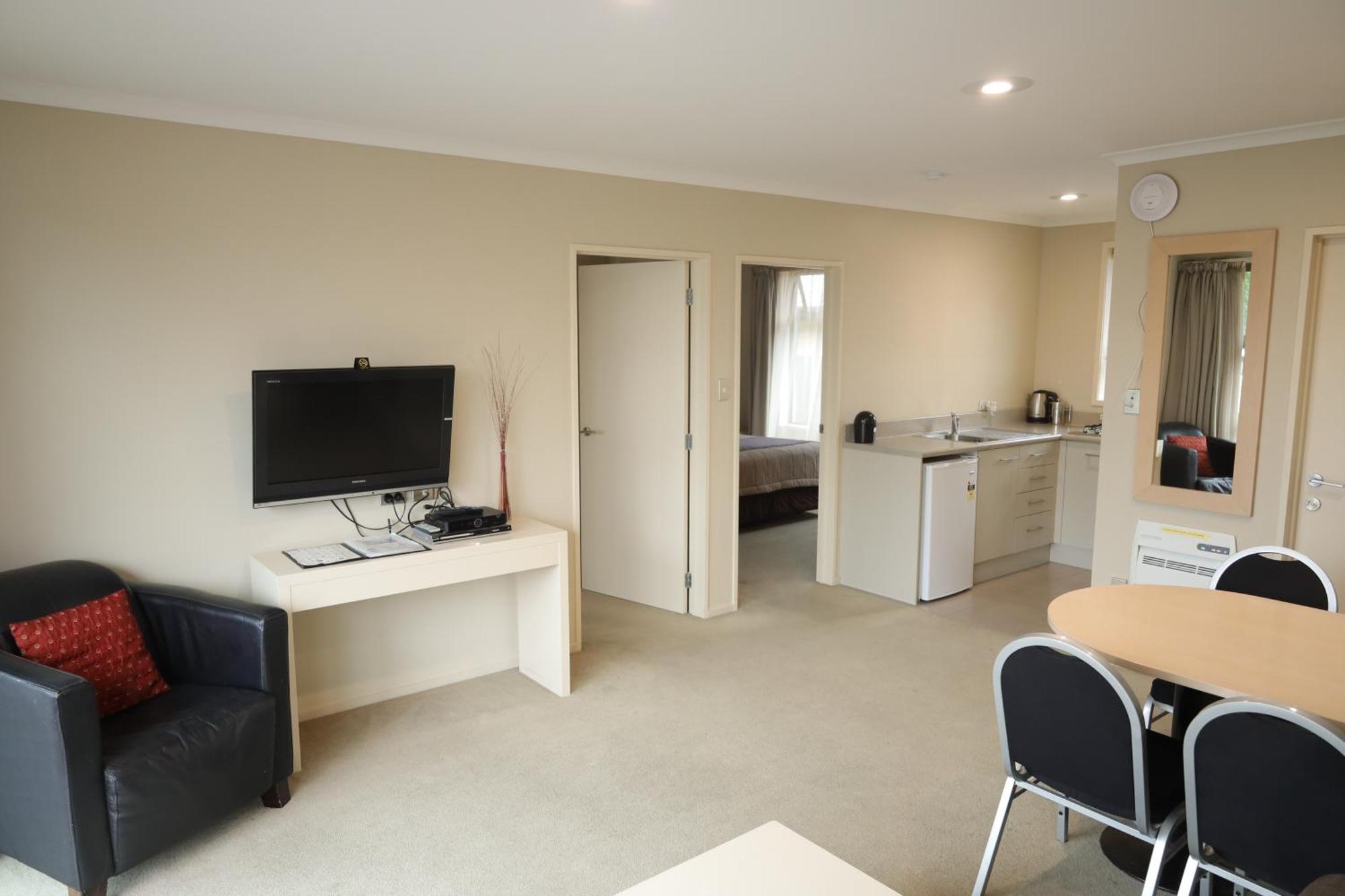 Motel Tower Junction Motor Lodge: With Free Railway Shuttle