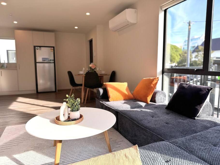 Cbd Luxury Parkside Living 2 Bedroom With Parking Apartment