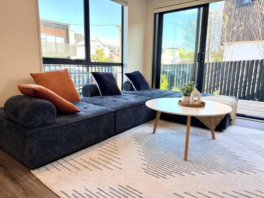 Cbd Luxury Parkside Living 2 Bedroom With Parking Apartment *