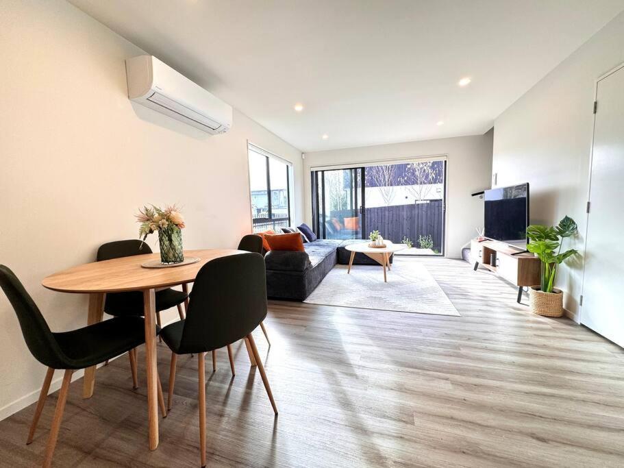Cbd Luxury Parkside Living 2 Bedroom With Parking Apartment