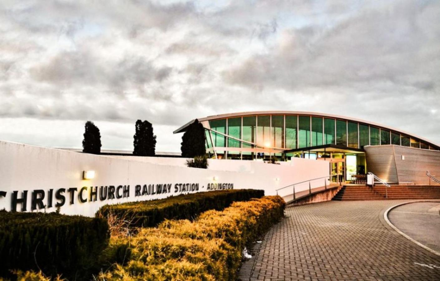Tower Junction Motor Lodge: With Free Railway Shuttle Motel 4*