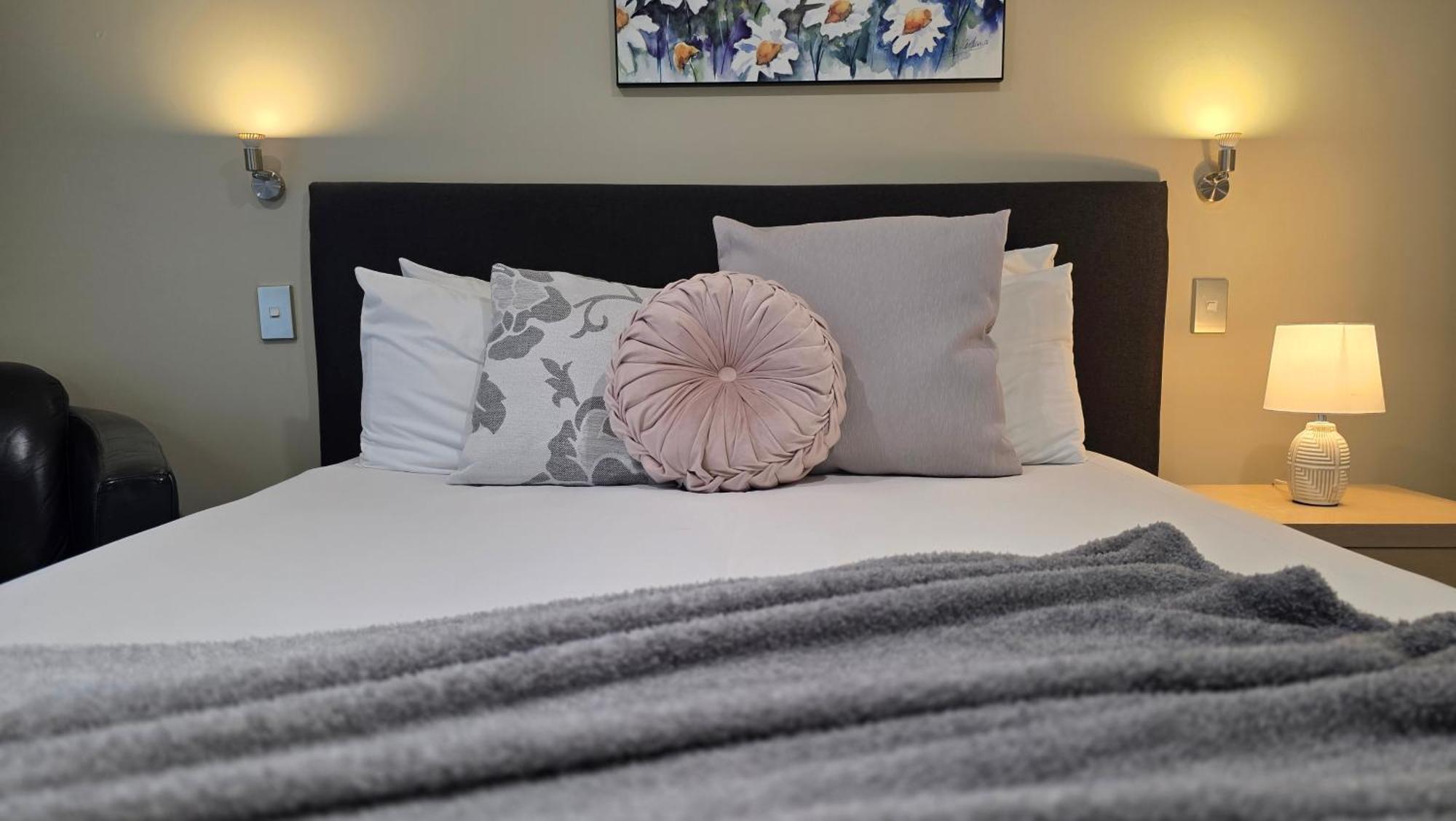 Motel Tower Junction Motor Lodge: With Free Railway Shuttle Christchurch