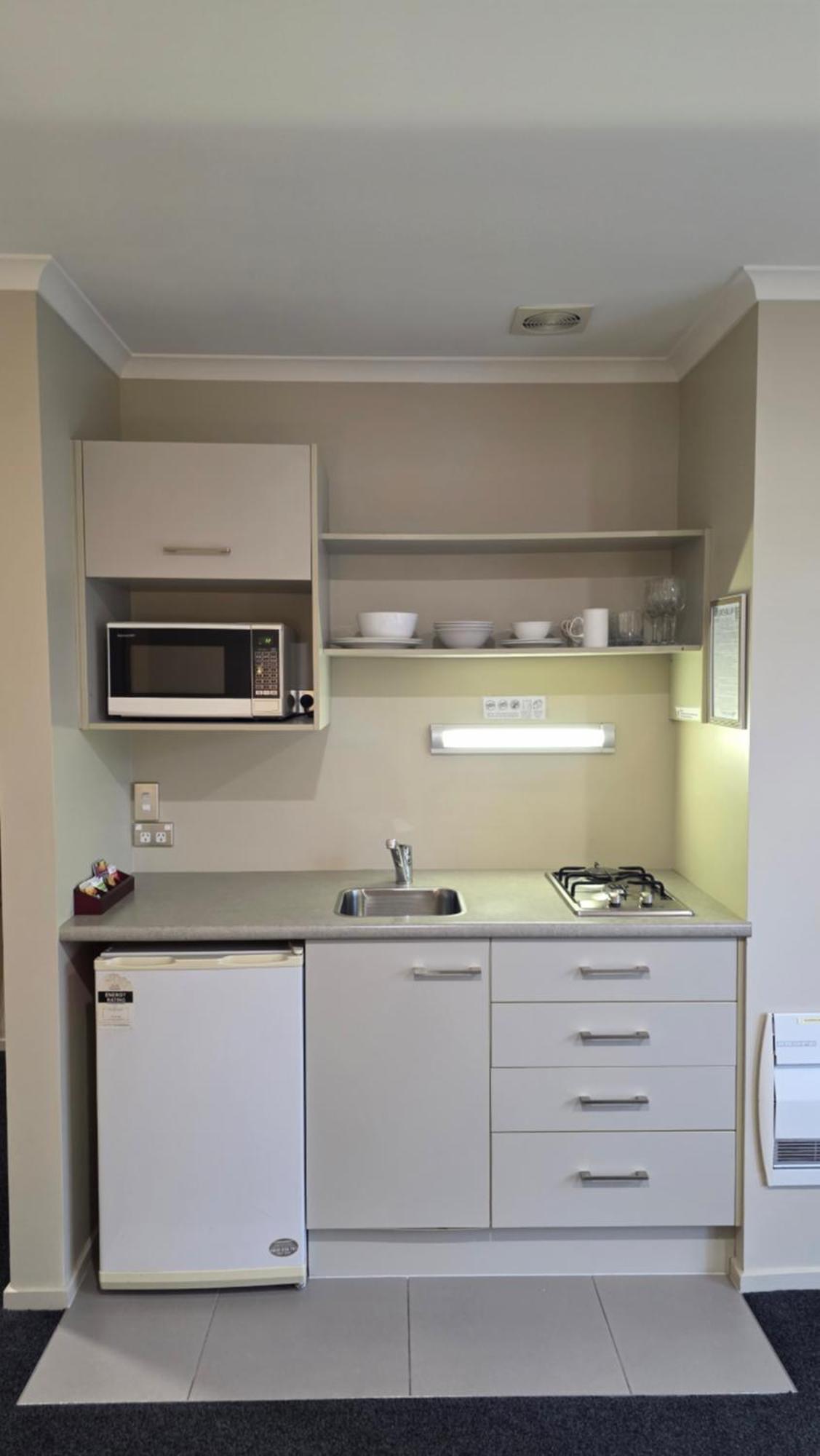 Tower Junction Motor Lodge: With Free Railway Shuttle Motel 4*