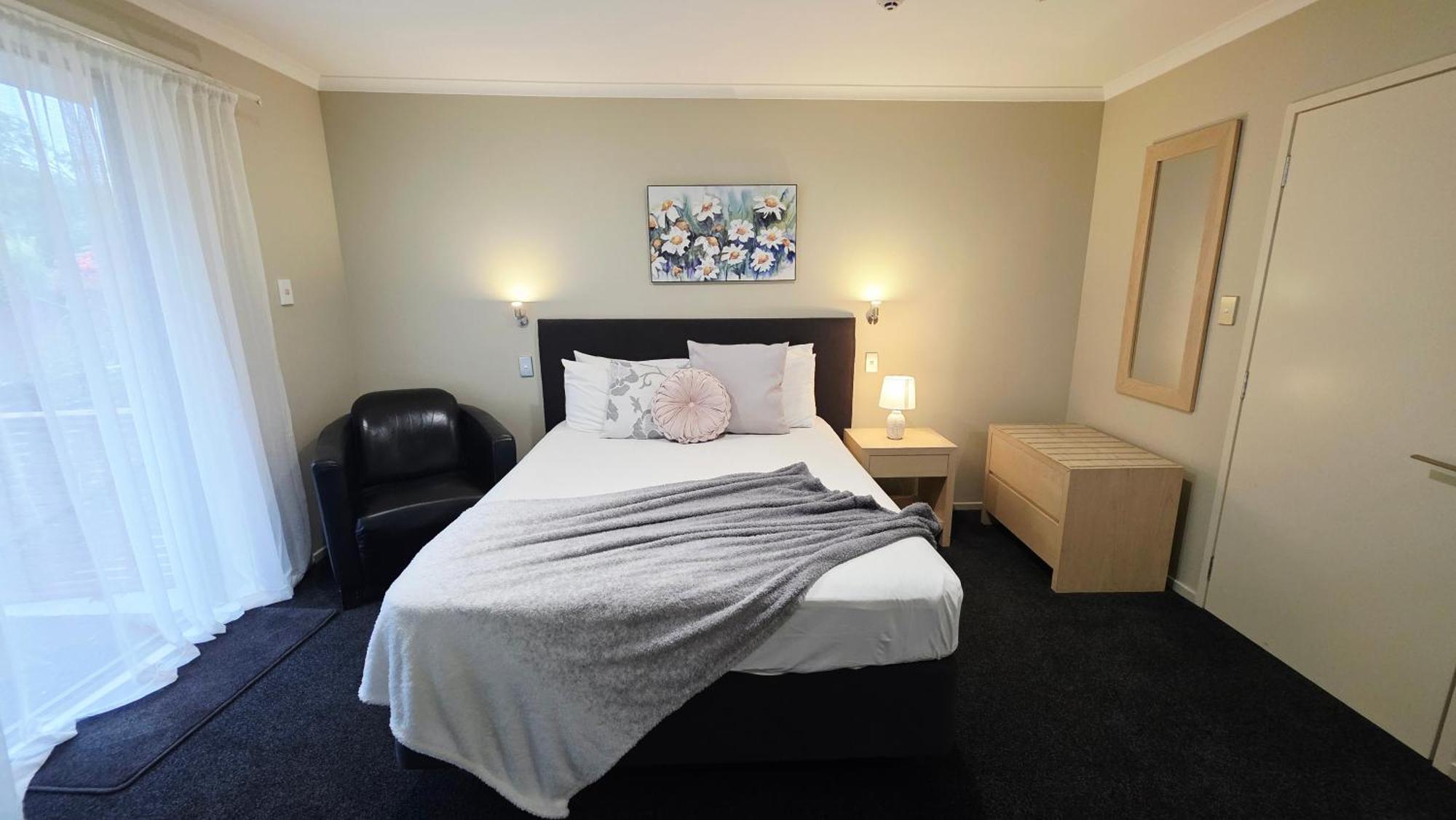 Motel Tower Junction Motor Lodge: With Free Railway Shuttle 4*
