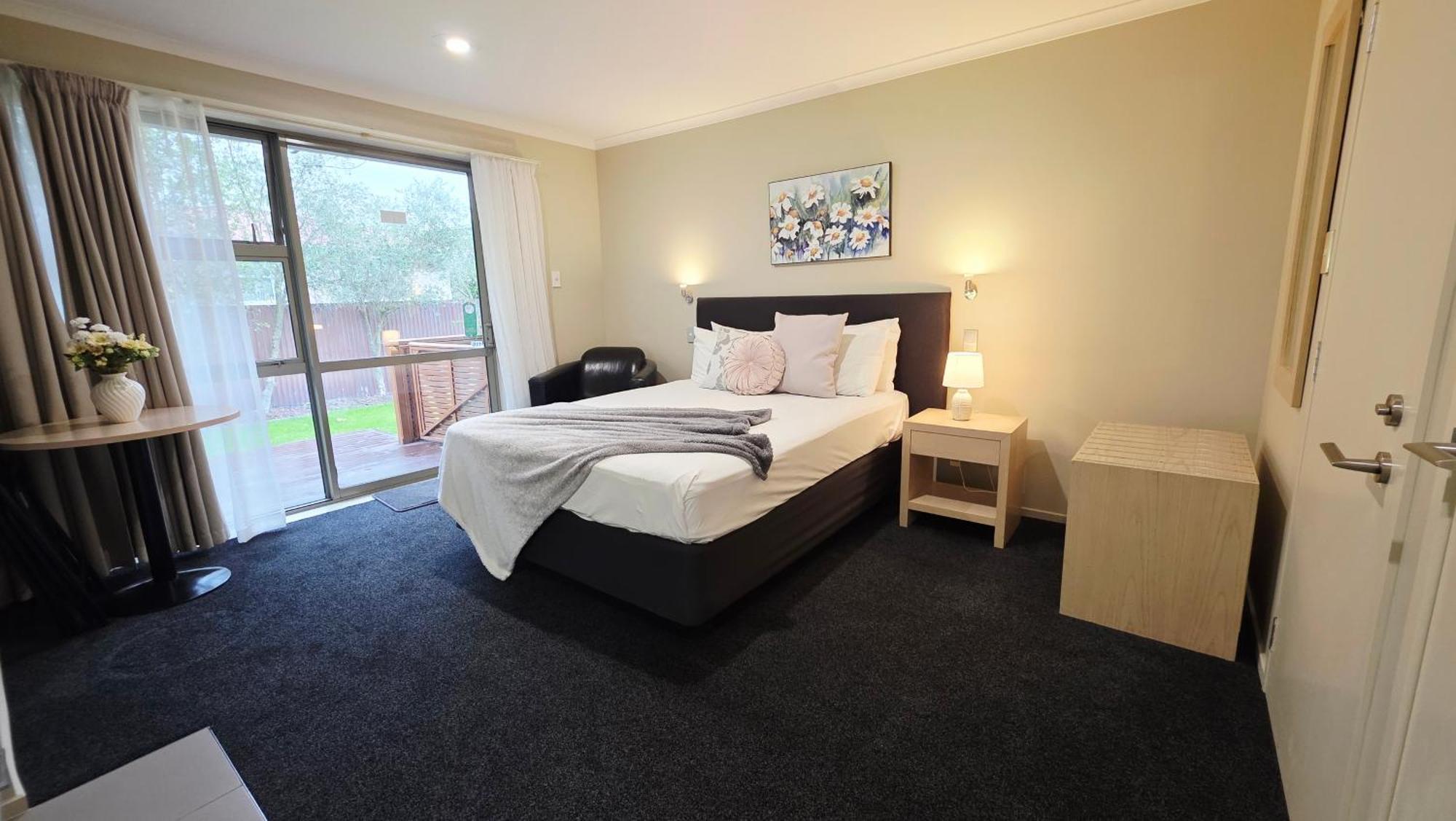 Tower Junction Motor Lodge: With Free Railway Shuttle Motel Christchurch