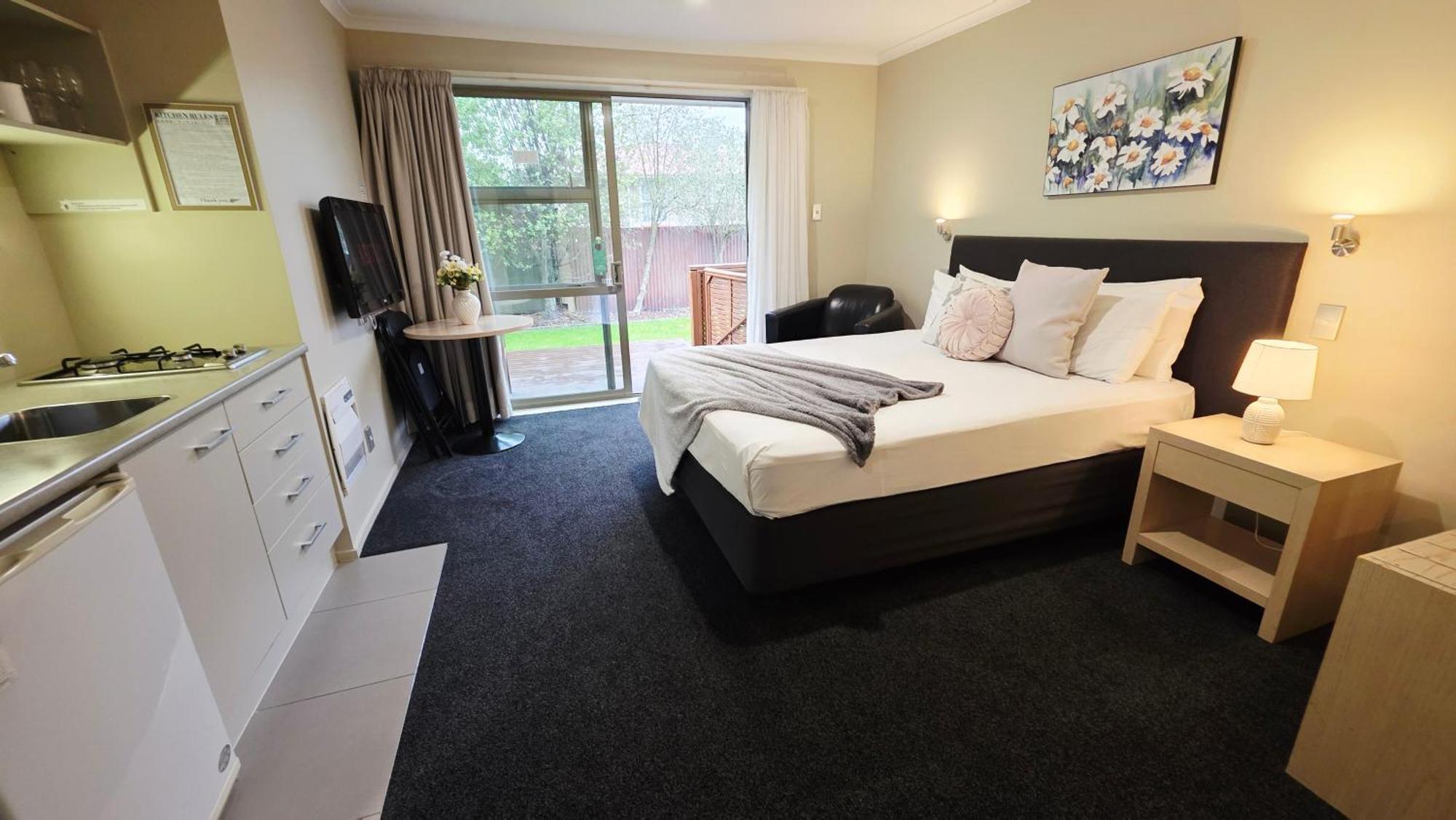 Motel Tower Junction Motor Lodge: With Free Railway Shuttle Christchurch