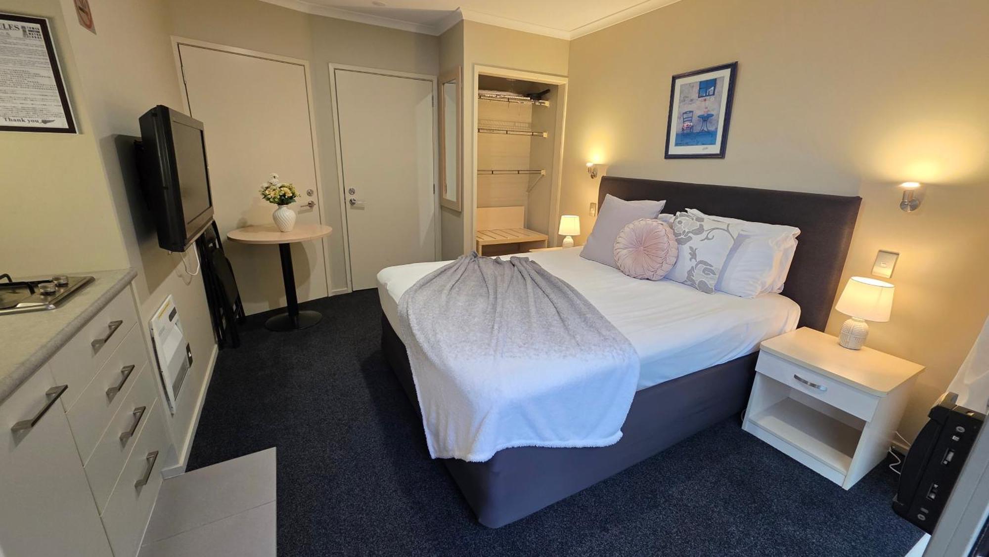 Motel Tower Junction Motor Lodge: With Free Railway Shuttle
