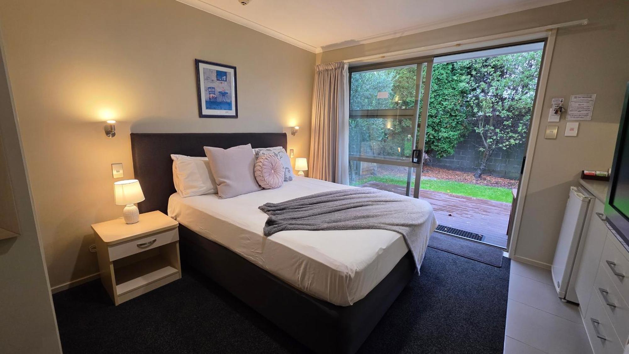 Tower Junction Motor Lodge- Motel With Airport And Railway Station Shuttle Service Motel 4*