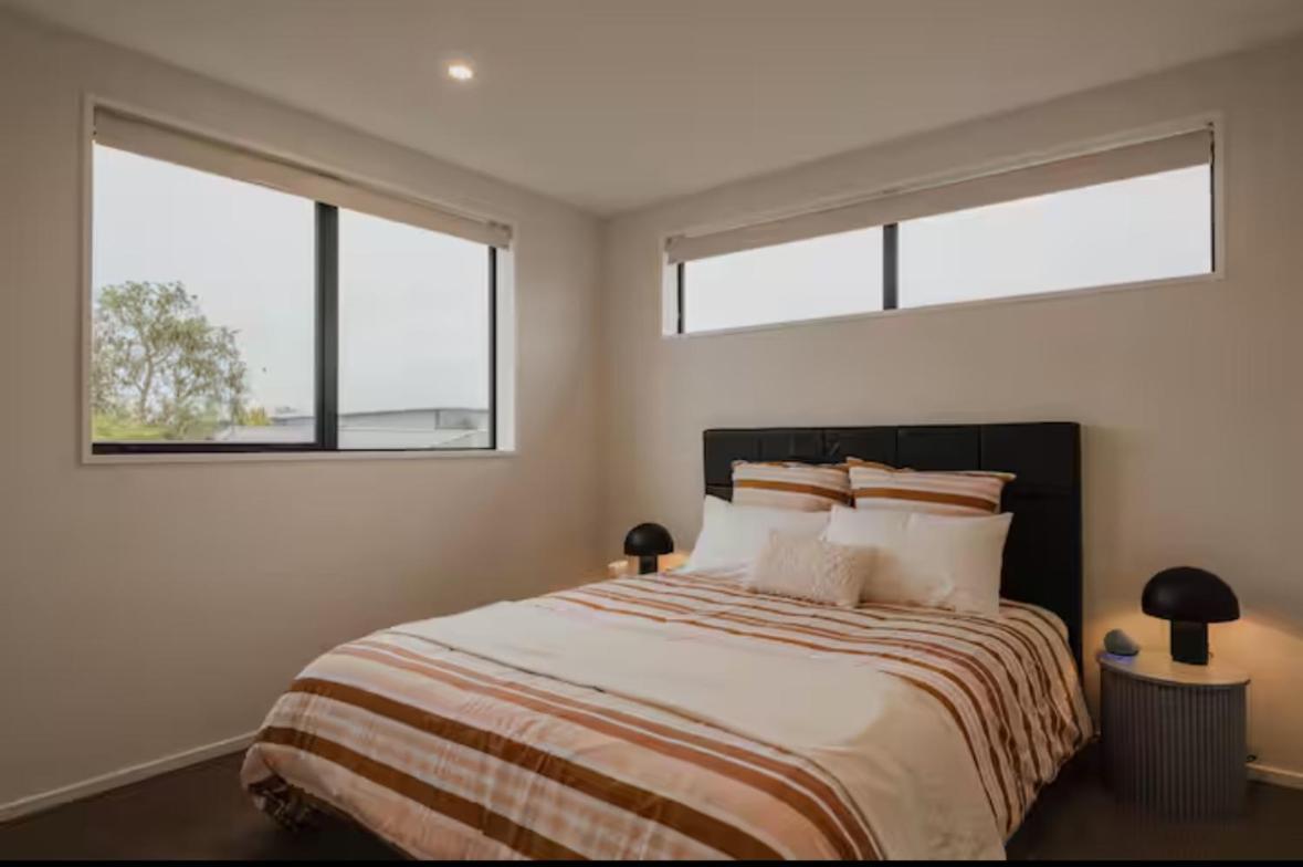 Travellers' Dream Steps From Shops And Close To Airport