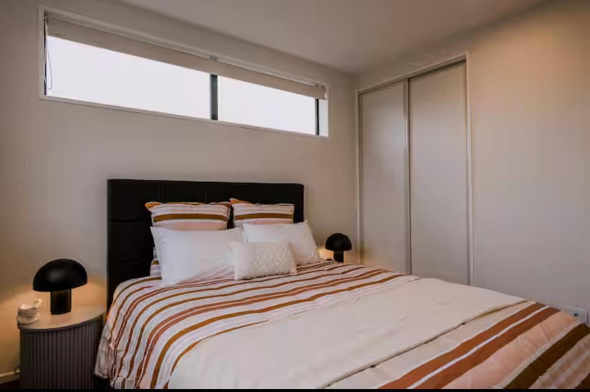 Travellers' Dream Steps From Shops And Close To Airport Apartment *