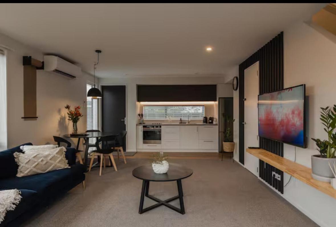Apartment Travellers' Dream Steps From Shops And Close To Airport