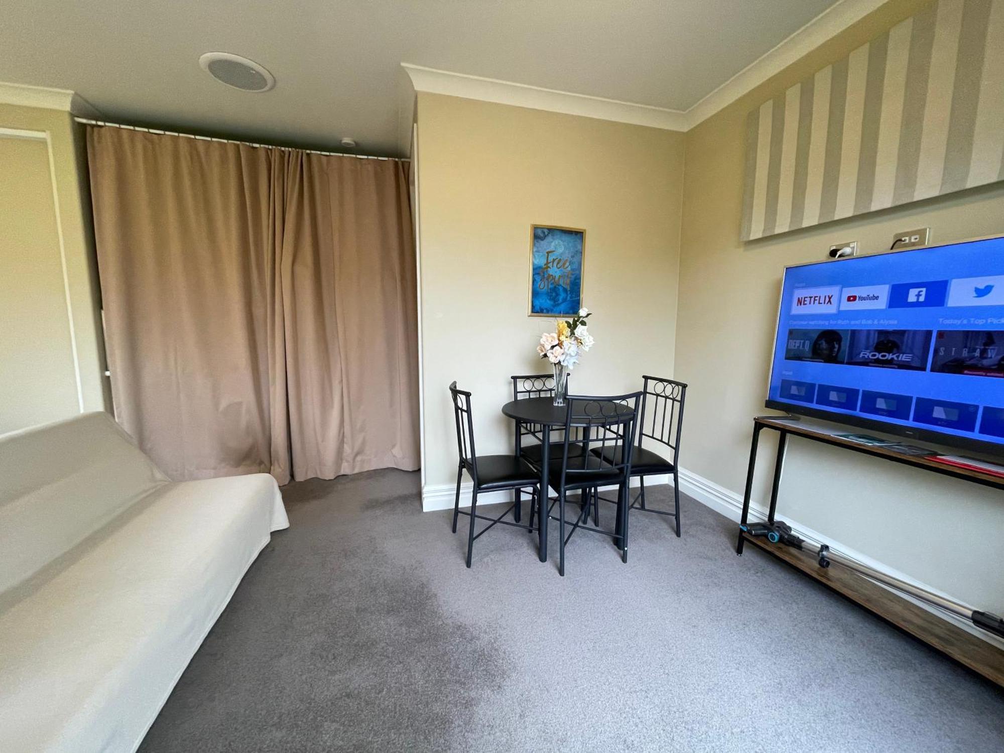 Cosy & New Cnzhouse With Yard *