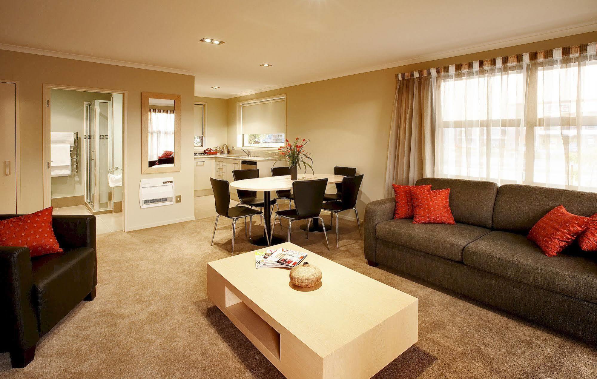 Tower Junction Motor Lodge: With Free Railway Shuttle 4*