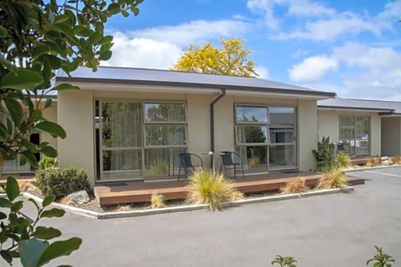 Tower Junction Motor Lodge: With Free Railway Shuttle 4*