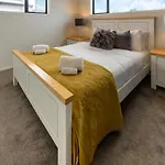 1 Bedroom Central City Escape