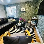2 Bed Beckenham Beauty - Pet Friendly