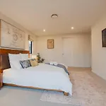 Sunlit Sanctuary With Private Patio In Wigram