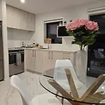 Cbd Apartment 1 - 2 Bed 2 Bath