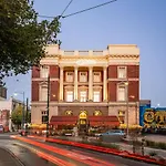 Stunning Heritage Cbd Apartment